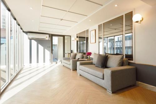 The Quarter Ploenchit By Uhg Hotel Bangkok Exterior photo